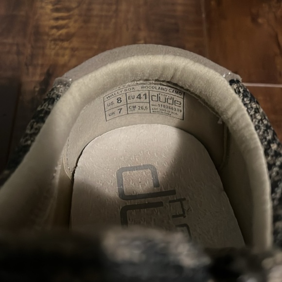 Selling brand new hey dude shoes, worn once (too big for me) men’s size 8 - Picture 3 of 6